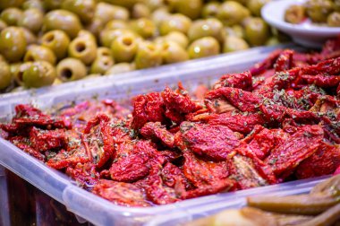 MALAGA, İspanya - 22 Kasım 2023: 22 Kasım 2023 tarihinde İspanya 'nın Malaga kentindeki Atarazana Merkez Pazarı' nda taze deniz ürünleri, et, sebze ve meyve çeşitliliği sağlanması