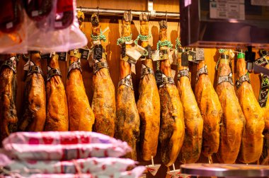 MALAGA, İspanya - 22 Kasım 2023: 22 Kasım 2023 tarihinde İspanya 'nın Malaga kentindeki Atarazana Merkez Pazarı' nda taze deniz ürünleri, et, sebze ve meyve çeşitliliği sağlanması