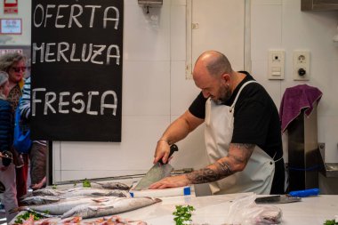 MALAGA, İspanya - 22 Kasım 2023: 22 Kasım 2023 tarihinde İspanya 'nın Malaga kentindeki Atarazana Merkez Pazarı' nda taze deniz ürünleri, et, sebze ve meyve çeşitliliği sağlanması