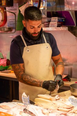 MALAGA, İspanya - 22 Kasım 2023: 22 Kasım 2023 tarihinde İspanya 'nın Malaga kentindeki Atarazana Merkez Pazarı' nda taze deniz ürünleri, et, sebze ve meyve çeşitliliği sağlanması