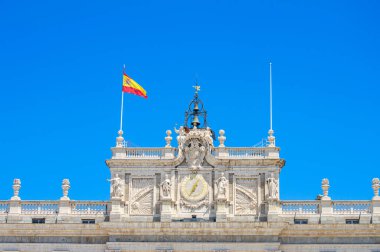 MADRID, İspanya - 8 Temmuz 2023: Madrid Kraliyet Sarayı 'nı ziyaret Yazın güneşli bir gününde Madrid, İspanya' da 8 Temmuz 2023