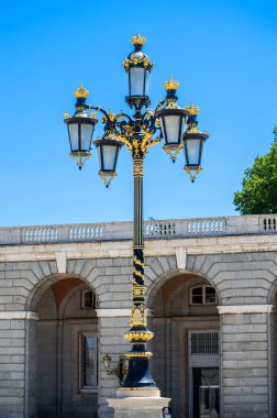 MADRID, İspanya - 8 Temmuz 2023: Madrid Kraliyet Sarayı 'nı ziyaret Yazın güneşli bir gününde Madrid, İspanya' da 8 Temmuz 2023