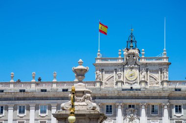 MADRID, İspanya - 8 Temmuz 2023: Madrid Kraliyet Sarayı 'nı ziyaret Yazın güneşli bir gününde Madrid, İspanya' da 8 Temmuz 2023