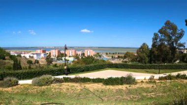 HUELVA, İspanya - 11 Haziran 2023: Odeil nehrinin panoramik manzarası 11 Haziran 2023 'te Huelva, İspanya' da