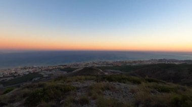 İspanya, Malaga 'da Costa del Sol üzerinde gün batımı. Malaga şehri ve Akdeniz 'deki Torremolinos dağlarından panoramik manzara 