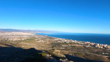 İspanya, Malaga 'da Costa del Sol üzerinde gün batımı. Malaga şehri ve Akdeniz 'deki Torremolinos dağlarından panoramik manzara 