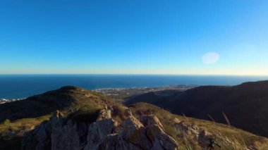 İspanya, Malaga 'da Costa del Sol üzerinde gün batımı. Malaga şehri ve Akdeniz 'deki Torremolinos dağlarından panoramik manzara 