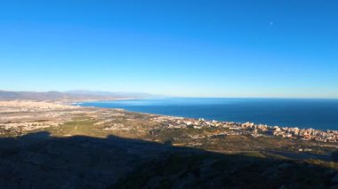 İspanya, Malaga 'da Costa del Sol üzerinde gün batımı. Malaga şehri ve Akdeniz 'deki Torremolinos dağlarından panoramik manzara 