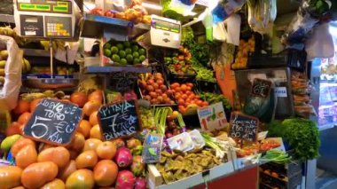 MALAGA, İspanya - 22 Kasım 2023: 22 Kasım 2023 tarihinde İspanya 'nın Malaga kentindeki Atarazana Merkez Pazarı' nda taze deniz ürünleri, et, sebze ve meyve çeşitliliği sağlanması