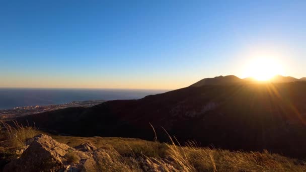 日落在西班牙马拉加的Costa Del Sol上空 从马拉加市和地中海的托雷莫利诺山脉俯瞰全景 时间间隔系列 — 图库视频影像