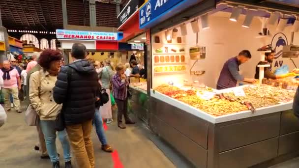2023年11月22日 スペイン マラガのアタラサナセントラルマーケットで新鮮な魚介類 果物の多様性を楽しむ — ストック動画