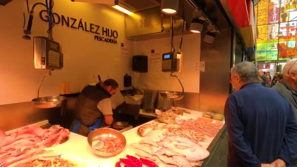 2023年11月22日 スペイン マラガのアタラサナセントラルマーケットで新鮮な魚介類 果物の多様性を楽しむ — ストック動画