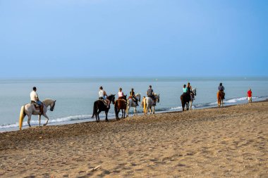 MALAGA, İspanya - 23 Haziran 2023: Malaga, İspanya 'da gün batımında deniz kıyısında sürücüler