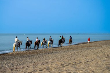 MALAGA, İspanya - 23 Haziran 2023: Malaga, İspanya 'da gün batımında deniz kıyısında sürücüler