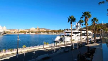 MALAGA, İspanya - 22 Kasım 2023: Malaga limanının güneşli bir sabahında 22 Kasım 2023 tarihinde Malaga, İspanya 'da panoramik manzarası