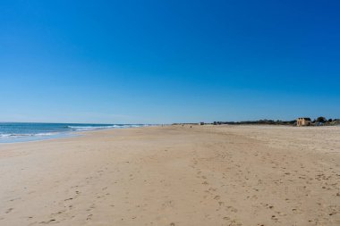 Muazzam plajlar ve dalgaların üzerine çöktüğü cennet manzarası. Manta Rota plajı. Portekiz 'in güneyindeki Algarve bölgesinin Batı Atlantik kıyıları.