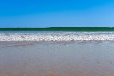 Muazzam plajlar ve dalgaların üzerine çöktüğü cennet manzarası. Manta Rota plajı. Portekiz 'in güneyindeki Algarve bölgesinin Batı Atlantik kıyıları.