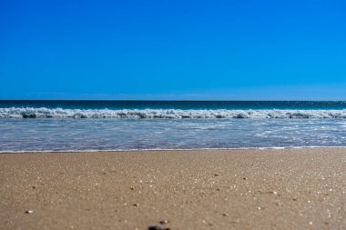 Muazzam plajlar ve dalgaların üzerine çöktüğü cennet manzarası. Manta Rota plajı. Portekiz 'in güneyindeki Algarve bölgesinin Batı Atlantik kıyıları.