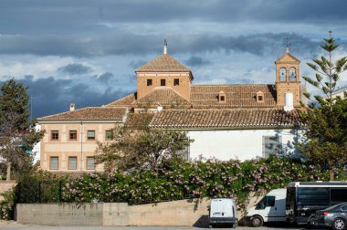 ANTEQUERA, İspanya - 17 Eylül 2023: Antequera, İspanya 'daki tarihi Endülüs şehrinin panoramik görüntüsü