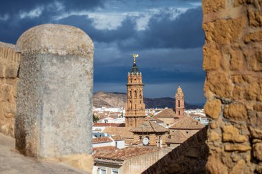 ANTEQUERA, İspanya - 17 Eylül 2023: Antequera, İspanya 'daki tarihi Endülüs şehrinin panoramik görüntüsü