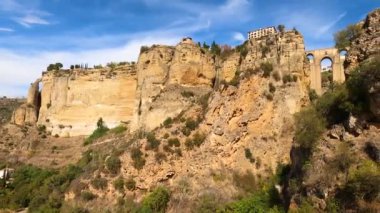 RONDA, İspanya - 6 Ekim 2023: Puente Nuevo Köprüsü 'nün güneşli bir günde, 6 Ekim 2023 tarihinde İspanya' nın Ronda kentinde panoramik manzarası