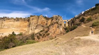 RONDA, İspanya - 6 Ekim 2023: Puente Nuevo Köprüsü 'nün güneşli bir günde, 6 Ekim 2023 tarihinde İspanya' nın Ronda kentinde panoramik manzarası