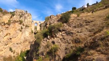RONDA, İspanya - 6 Ekim 2023: Puente Nuevo Köprüsü 'nün güneşli bir günde, 6 Ekim 2023 tarihinde İspanya' nın Ronda kentinde panoramik manzarası