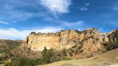 RONDA, İspanya - 6 Ekim 2023: Puente Nuevo Köprüsü 'nün güneşli bir günde, 6 Ekim 2023 tarihinde İspanya' nın Ronda kentinde panoramik manzarası