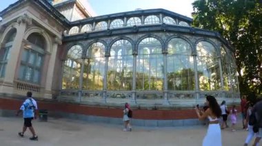 MADRID, SPAIN - 8 Temmuz 2023: Retiro Park veya kısaca El Retiro, İspanya 'nın Madrid kentindeki 19. yüzyıla kadar İspanyol monarşisine ait en büyük parklardan biridir.