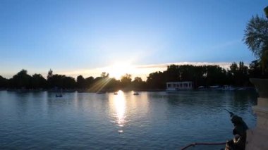 MADRID, SPAIN - 8 Temmuz 2023: Retiro Park veya kısaca El Retiro, İspanya 'nın Madrid kentindeki 19. yüzyıla kadar İspanyol monarşisine ait en büyük parklardan biridir.