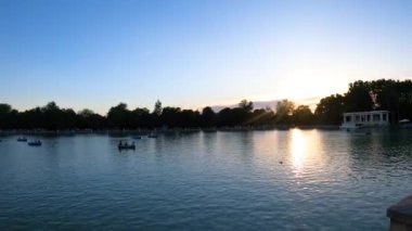 MADRID, SPAIN - 8 Temmuz 2023: Retiro Park veya kısaca El Retiro, İspanya 'nın Madrid kentindeki 19. yüzyıla kadar İspanyol monarşisine ait en büyük parklardan biridir.