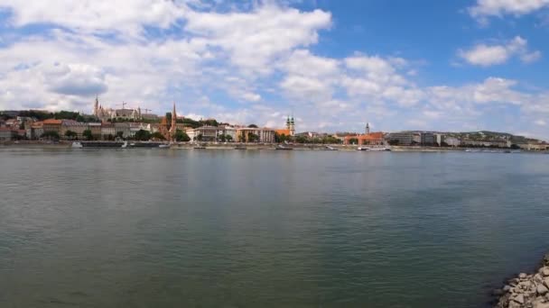 2023年7月7日 匈牙利布达佩斯 多瑙河西岸 皇家城堡和渔民堡垒 阳光明媚的夏日 白云密布 — 图库视频影像