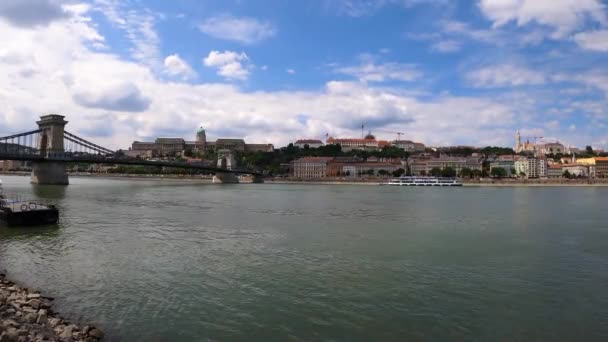 ブダペスト Hungary July 2023 ドナウ川の西岸 キャッスルロイヤルパレスとフィッシャーマンズベース 7月7日 ハンガリー ブダペスト ハンガリーの晴れた夏の日に白い雲を持つ青空 — ストック動画