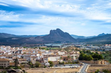 ANTEQUERA, İspanya - 17 Eylül 2023: Antequera, İspanya 'daki tarihi Endülüs şehrinin panoramik görüntüsü