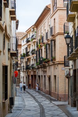 ANTEQUERA, İspanya - 17 Eylül 2023: Antequera, İspanya 'nın tarihi merkezinde yürüyüş 17 Eylül 2023