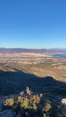 İspanya, Malaga 'da Costa del Sol üzerinde gün batımı. Malaga şehri ve Akdeniz 'deki Torremolinos dağlarından panoramik manzara