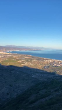 İspanya, Malaga 'da Costa del Sol üzerinde gün batımı. Malaga şehri ve Akdeniz 'deki Torremolinos dağlarından panoramik manzara