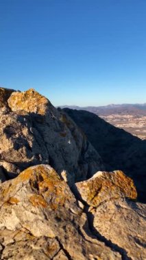 İspanya, Malaga 'da Costa del Sol üzerinde gün batımı. Malaga şehri ve Akdeniz 'deki Torremolinos dağlarından panoramik manzara