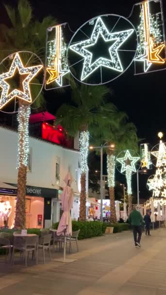 Torremolinos Spain December 2023 12月15日にスペインのトレモリノスにあるプラザ市長ショッピングセンターでクリスマスの祝祭の魅力をキャプチャする — ストック動画
