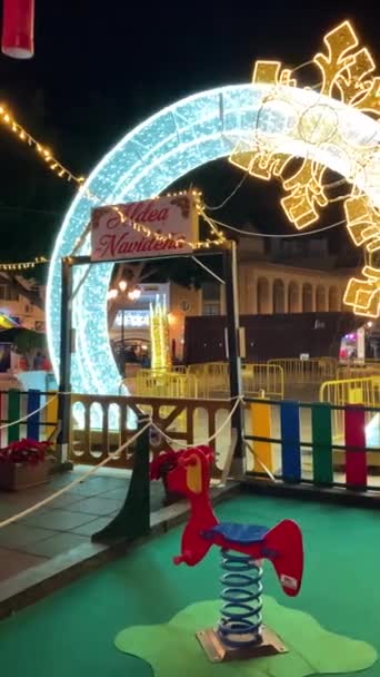 Torremolinos Spain December 2023 12月15日にスペインのトレモリノスにあるプラザ市長ショッピングセンターでクリスマスの祝祭の魅力をキャプチャする — ストック動画