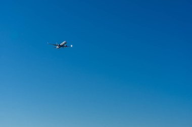 MALAGA, İspanya - 25 Mart 2023: Akdeniz üzerinde gün doğumunda iniş yapan uçak, Costa del Sol, Malaga, İspanya 25 Mart 2023
