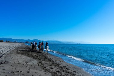 MALAGA, İspanya - 25 Mart 2023: Akdeniz 'de Atlılar gün doğumunda, Costa del Sol Malaga, İspanya' da 25 Mart 2023