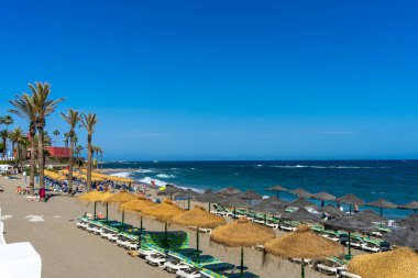 BENALMADENA, İspanya - 7 Mayıs 2023: Benalmadena, İspanya 'da deniz gezintisi, 7 Mayıs 2023