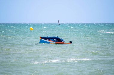 TORREMOLINOS, İspanya - 28 Mayıs 2023: Torremolinos, İspanya sahilindeki sörfçüler 28 Mayıs 2023