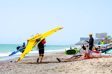 TORREMOLINOS, İspanya - 28 Mayıs 2023: Torremolinos, İspanya sahilindeki sörfçüler 28 Mayıs 2023