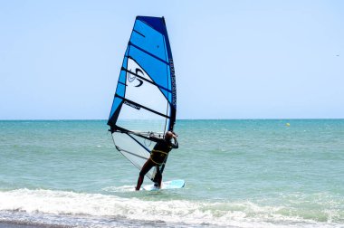 TORREMOLINOS, İspanya - 28 Mayıs 2023: Torremolinos, İspanya sahilindeki sörfçüler 28 Mayıs 2023