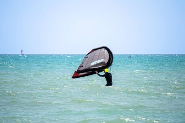 TORREMOLINOS, İspanya - 28 Mayıs 2023: Torremolinos, İspanya sahilindeki sörfçüler 28 Mayıs 2023