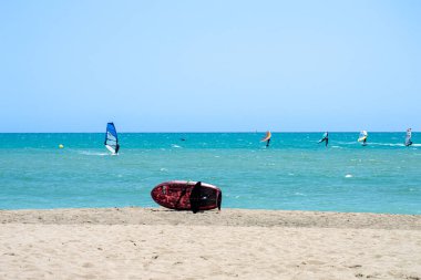 TORREMOLINOS, İspanya - 28 Mayıs 2023: Torremolinos, İspanya sahilindeki sörfçüler 28 Mayıs 2023