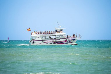 TORREMOLINOS, İspanya - 28 Mayıs 2023: Torremolinos, İspanya sahilindeki sörfçüler 28 Mayıs 2023