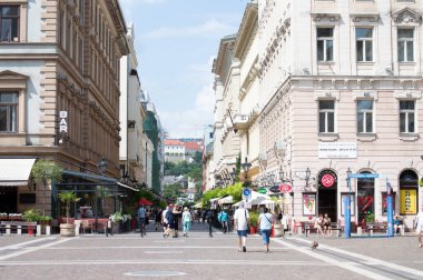 BUDAPEST, HUNGARY - 7 Temmuz 2023: 7 Temmuz 2023 tarihinde Macaristan 'ın Budapeşte kentindeki ilk Macaristan Kralı Stephen' ın anısına St. Stephen Bazilikası 'na doğru yolda yürümek